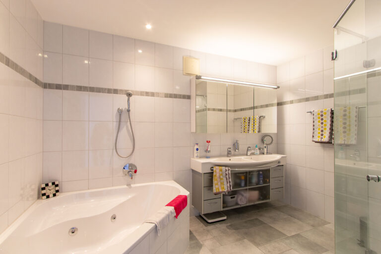 Bad bei Schlafzimmer