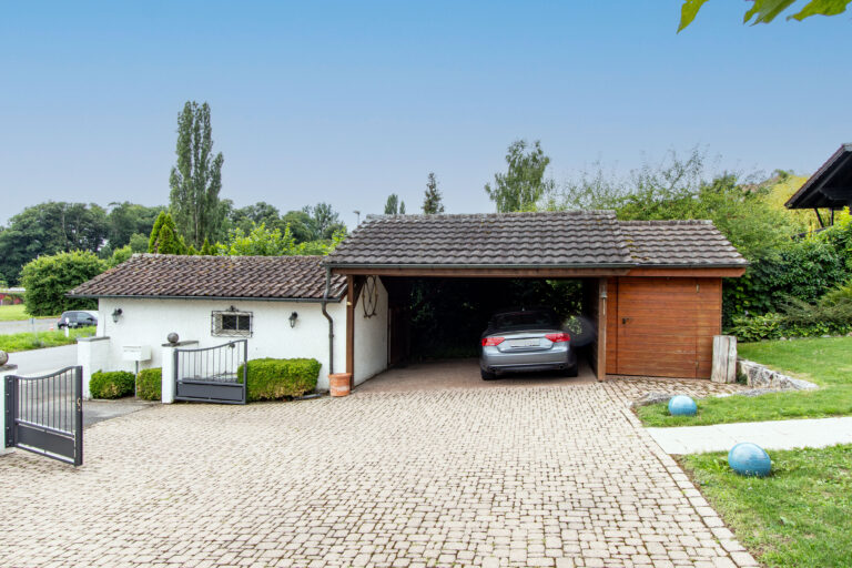 Autounterstand mit Réduit und alter Garage