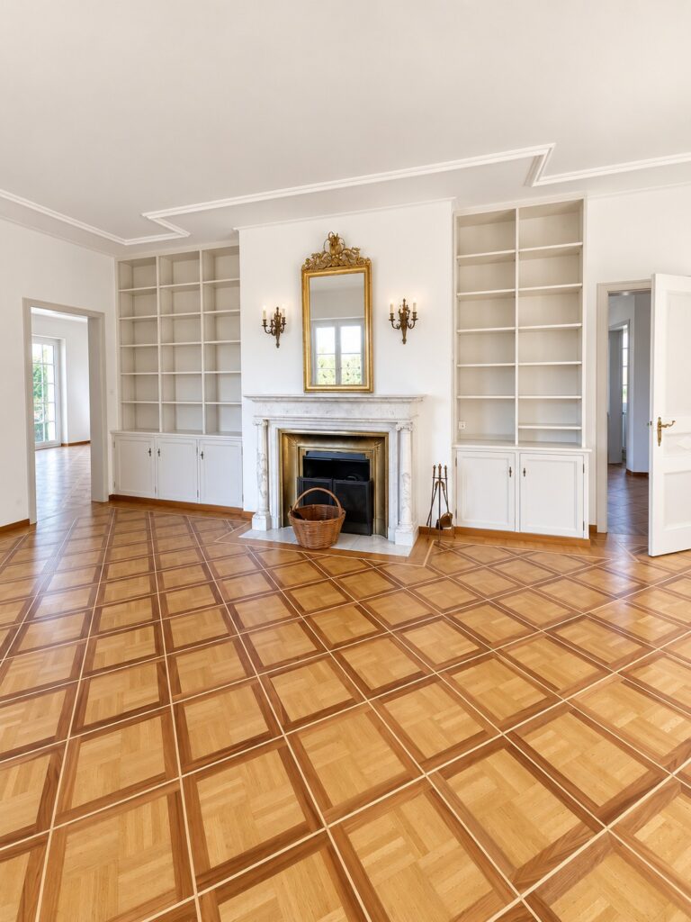 Elegantes Wohnzimmer mit Marmorkamin