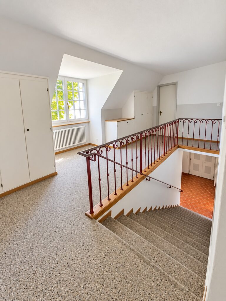 Heller Dachbodenflur mit Treppe (1)