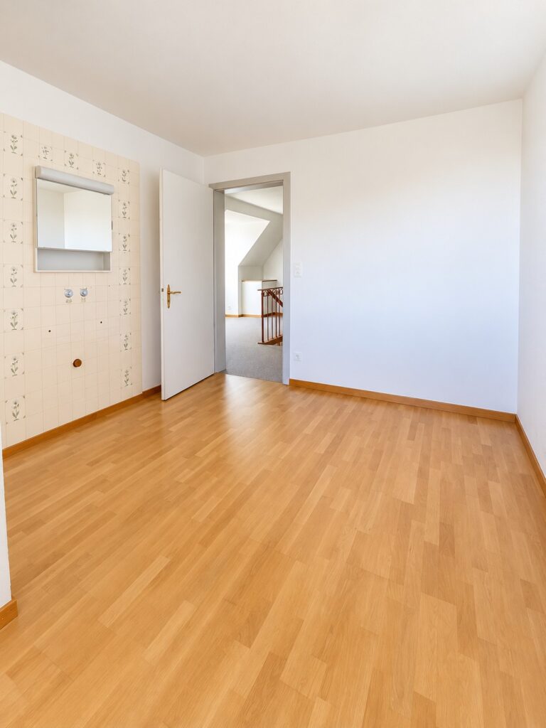 Heller leerer Raum mit offenem Durchgang