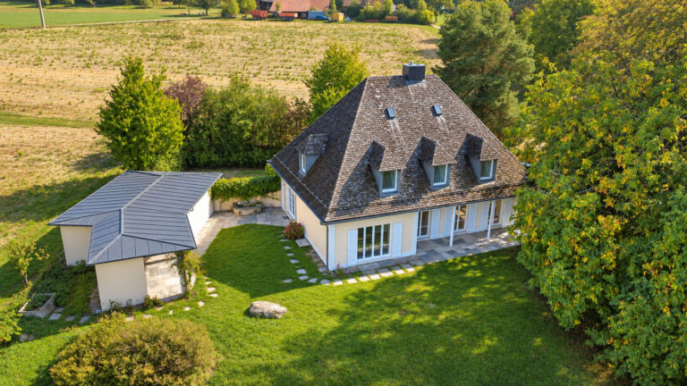 Ländliches-Anwesen-mit-Feldblick