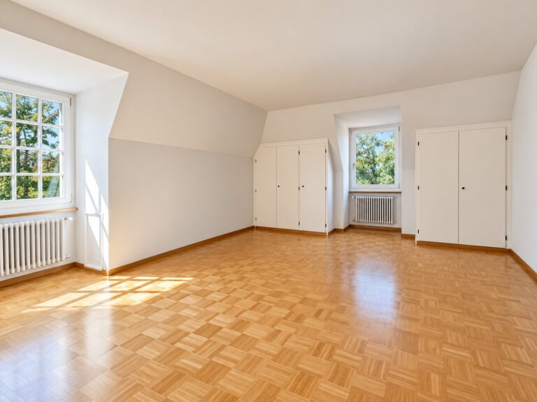 Zimmer mit Parkettboden