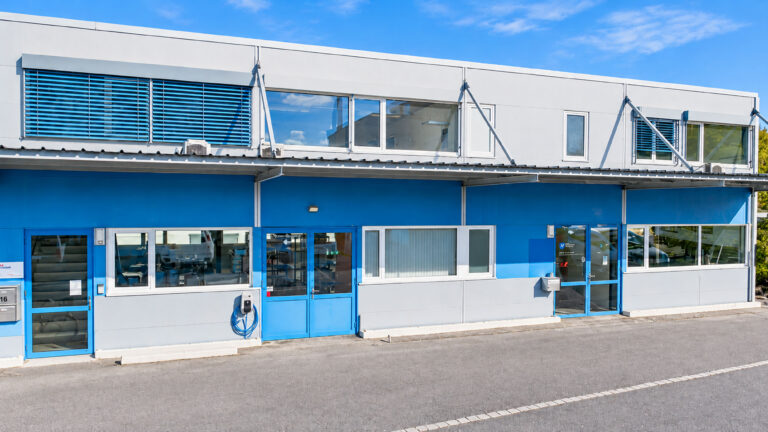 Moderne-Gewerbefassade-mit-blauen-Fensterläden