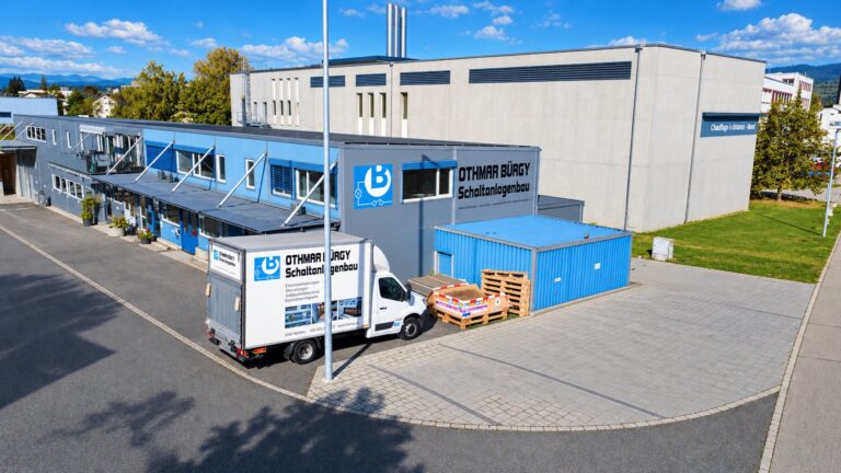Moderne Industrieanlage mit Firmenfahrzeug