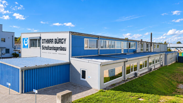 Moderne-Industrieanlage-mit-Othmar-Bürgy-Beschriftung-(1)