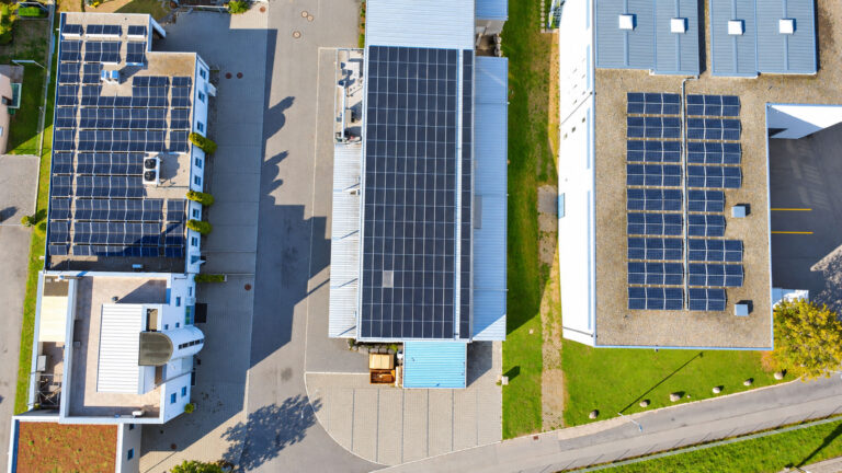 Solarbetriebener-Gewerbekomplex-aus-der-Vogelperspektive