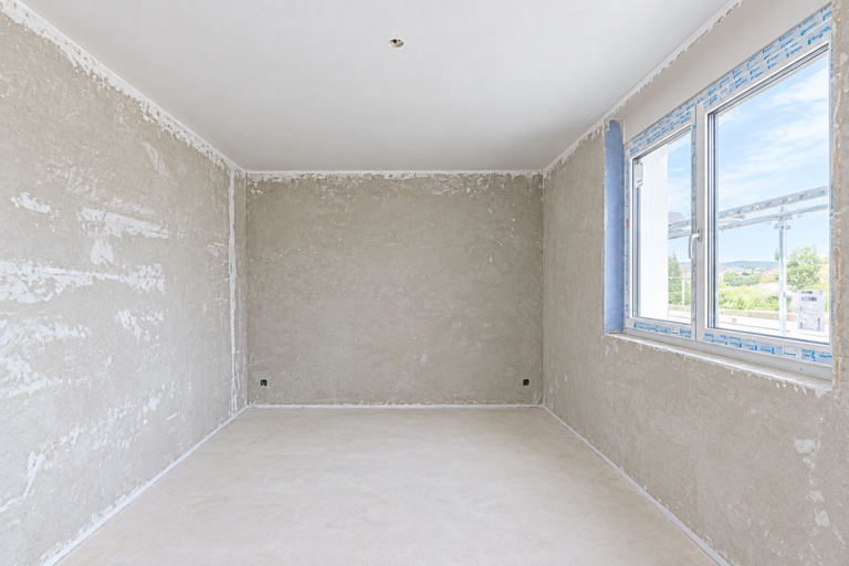 Unfertig renovierter Raum mit Kömmerling-Fenster