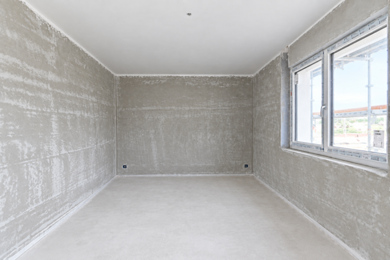 Unfertig renoviertes Zimmer mit Fenster