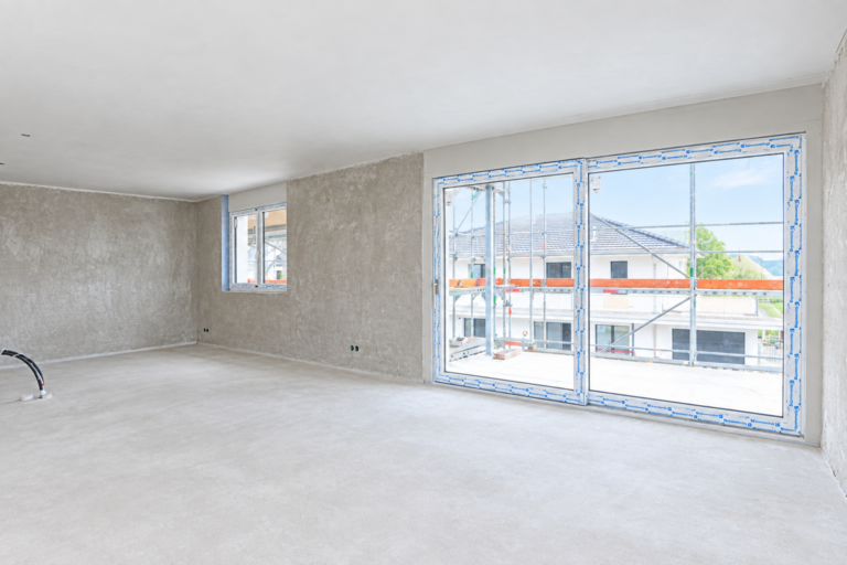 Unfertigtes Zimmer mit Kömmerling-Fenstern