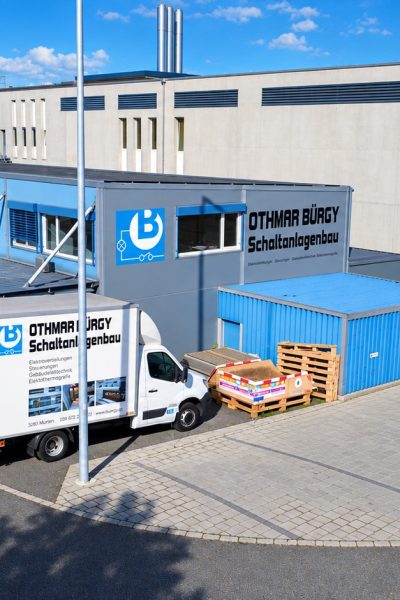 Moderne Industrieanlage mit Firmenfahrzeug